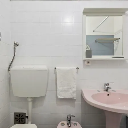 Beautiful 2 Bed Apt, Sleeps 6 Nr Benfica *